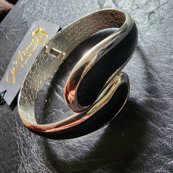 Fumi Black Leather and Silver Metal Bracelet Purse Hook - Picture 2 of 12